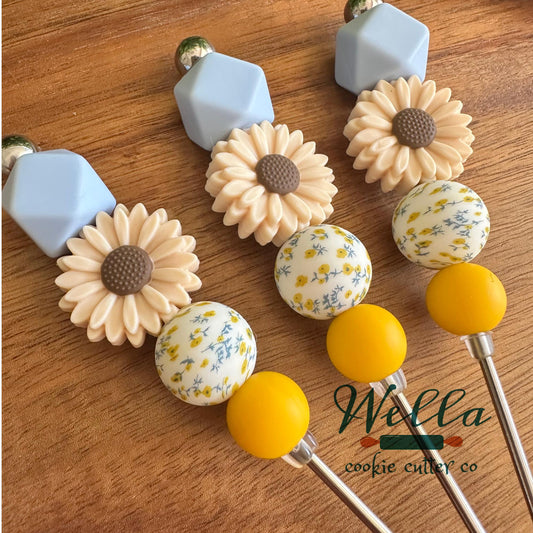 Beige Daisy Floral Themed Scribe Tool for Cookie Decorating