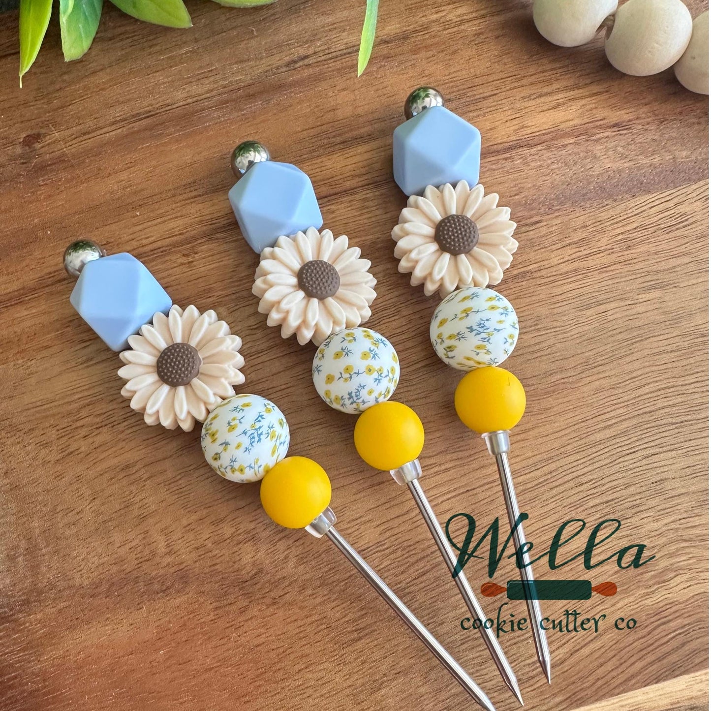 Beige Daisy Floral Themed Scribe Tool for Cookie Decorating