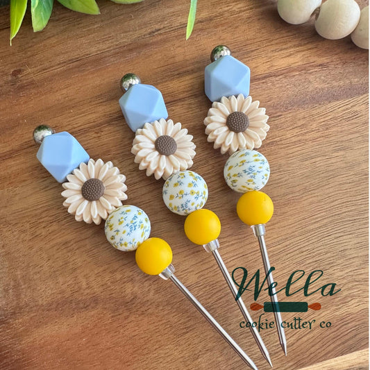 Beige Daisy Floral Themed Scribe Tool for Cookie Decorating